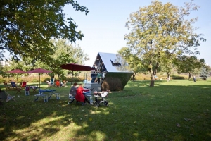 Latający Uniwersytet Parku Rzeźby na Bródnie. Domek herbaciany