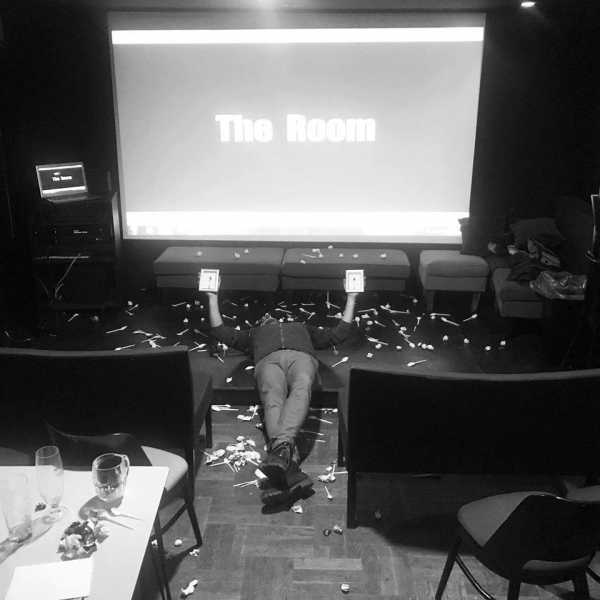 Pokaz "The Room" na dużym ekranie #3