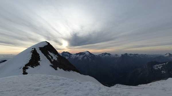 Koczowniczo przez kolejne czterotysięczniki Alp z dronem