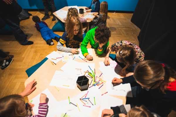 Warsztaty online dla dzieci do pracy Tymona Rogalskiego „Artyści”
