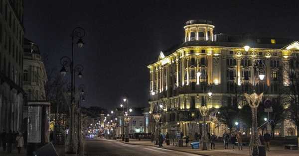 Ciemna strona Krakowskiego Przedmieścia w świątecznej iluminacji