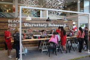 Warsztaty dekoracji i porady projektantów w salonach Black Red White w Warszawie