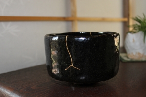 Kintsugi - japońska sztuka naprawy ceramiki laką i złotem
