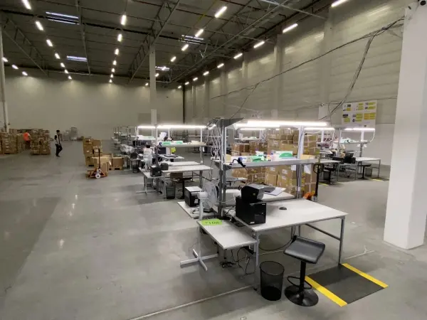 Jak zwiększyć wydajność pakowania paczek? Sprawdzone rozwiązania dla e-commerce, logistyki i produkcji