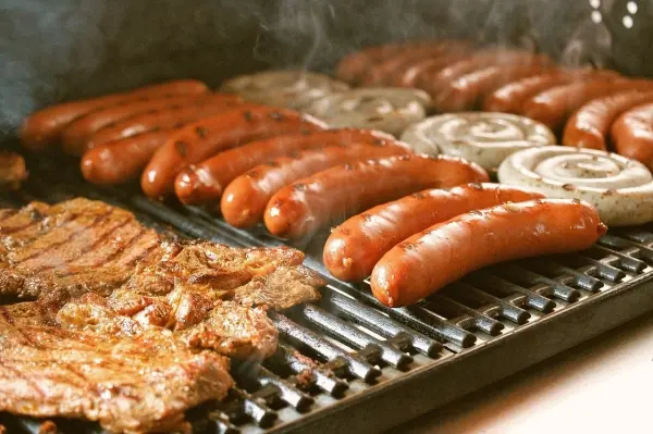 Grillowane sery i wędliny – zaskocz znajomych na majówkę topowymi produktami