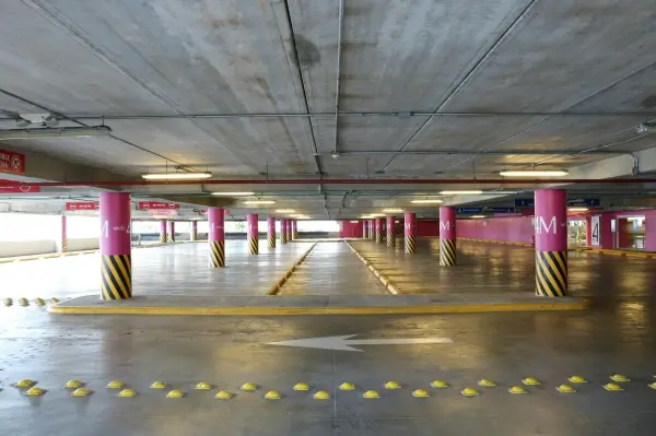 Czy zasada prawej ręki działa także na parkingu? Wyjaśniamy przepisy i wyjątki