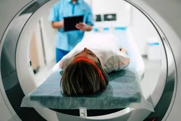 Rezonans magnetyczny głowy – wszystko, co powinieneś wiedzieć o tym badaniu