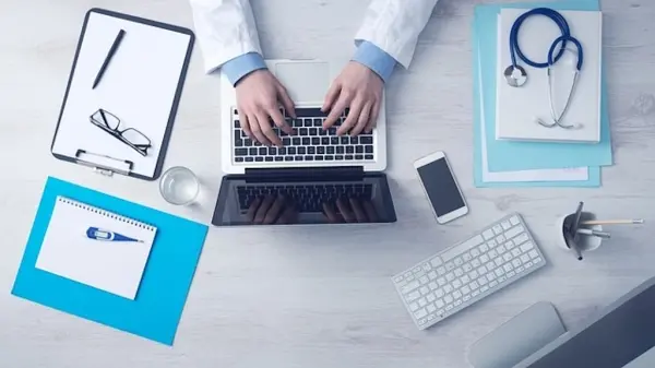 Swędzenie, pieczenie, dyskomfort? Sprawdź, jak lekarz online może pomóc w grzybicy intymnej