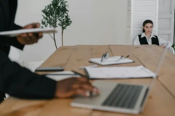 Darmowa pomoc prawna w Warszawie 2025 – kompletny przewodnik gdzie szukać bezpłatnych porad