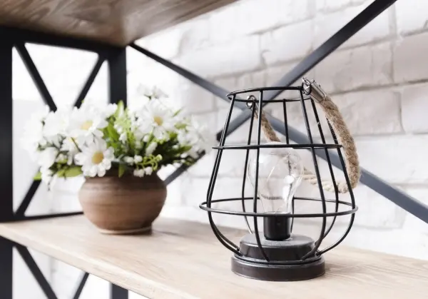 Lampka nocna loft – jak wprowadzić industrialny styl do sypialni?