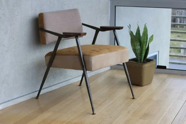 Synonim komfortu i designu w Twoim domu – poznaj fotele uszaki i krzesła tapicerowane