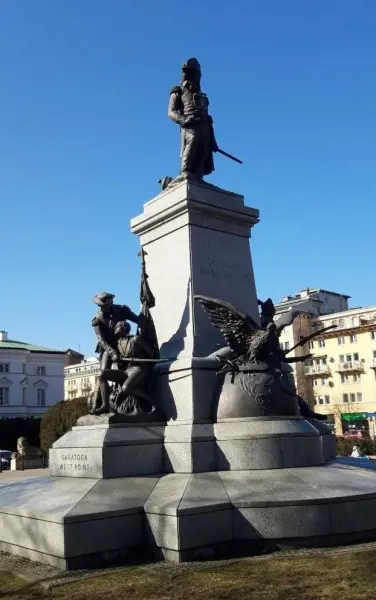 Spacer wokół mirowskich placów handlowych
