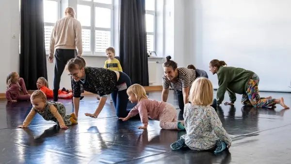 RODZINY W RUCHU: Pokulajmy się! / Ruchowe warsztaty dla rodzin