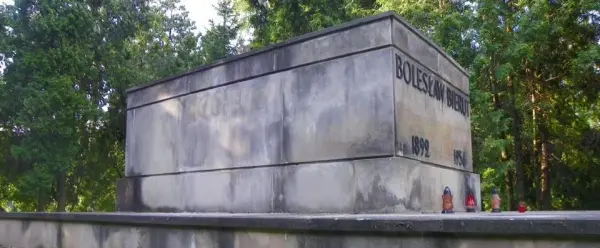 Kat i ofiara na jednym cmentarzu, czyli paradoksy Powązek Wojskowych