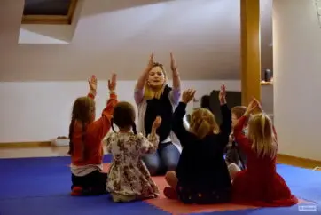  AKTORSKIE PODRÓŻE – W KRAINIE BAJEK – OD SŁOWA DO AKCJI – warsztaty z dramą i ruchem dla dzieci w wieku 3-6 lat