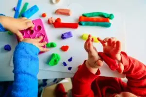 GLINIANE PTASZKI NA PATYKU – zajęcia z gliną samoutwardzalną dla dzieci w wieku 2-5 lat