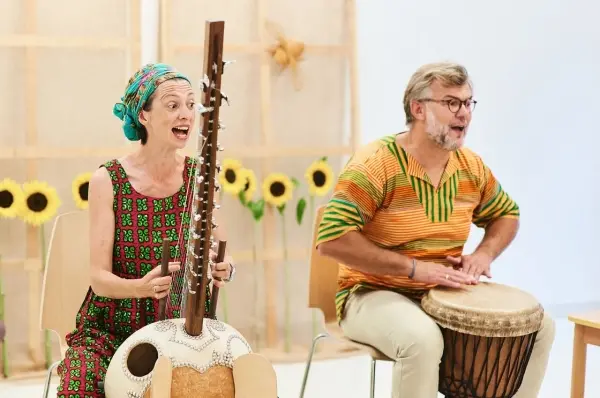 TEATR JEDZIE |  MUZYKO GRAJ