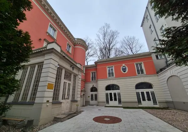 Tu jest jakby luksusowo. Aleja Róż, Aleja Przyjaciół, Dolina Szwajcarska. Z wejściem do kamienicy