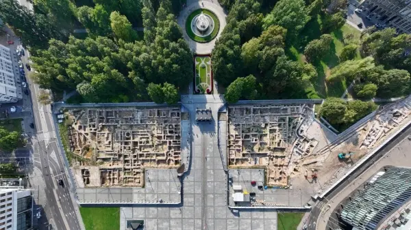 Zwiedzanie wykopaliska archeologicznych na Placu Saskim