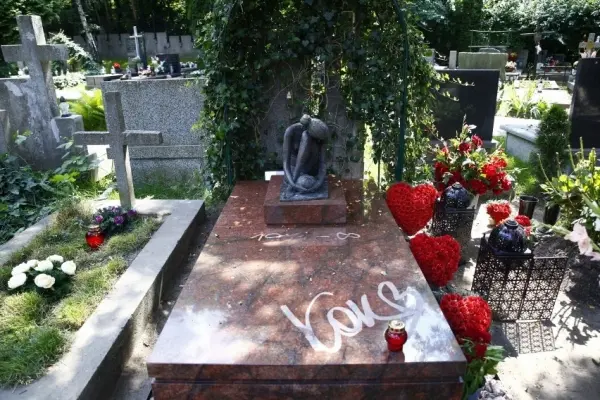 Wieczorny spacer po Cmentarzu Wojskowym na Powązkach