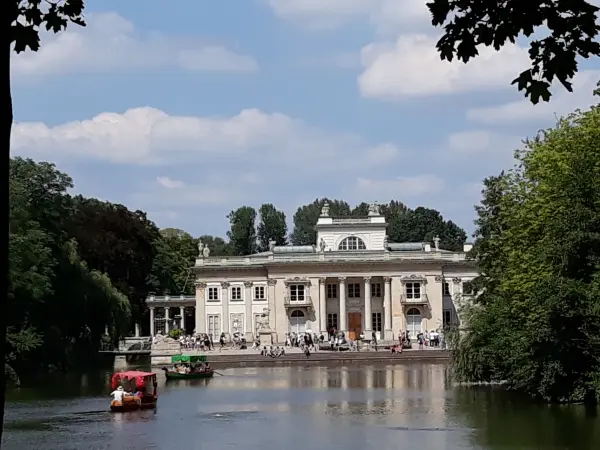 „Łazienki Królewskie – rezydencja Stanisława Augusta Poniatowskiego, ostatniego króla Polski.”