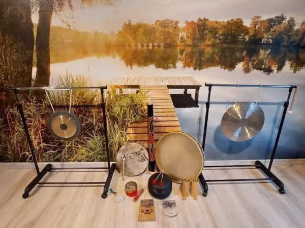 GŁĘBOKO RELAKSUJĄCY KONCERT GONGÓW NAD JEZIOREM