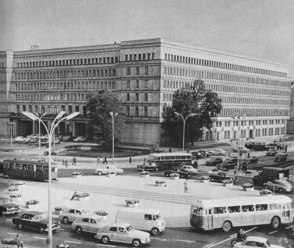 Komunistyczna Warszawa - w przededniu święta
