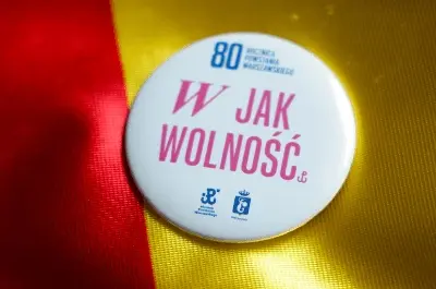 Darmowe przypinki z okazji 80. rocznicy wybuchu Powstania Warszawskiego