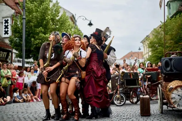 Podróżnicy - spektakl Teatru Akt | 98 urodziny Placu Wilsona