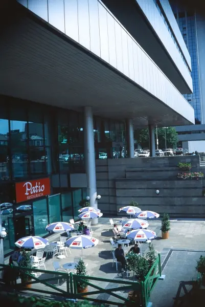 Wykład: Schabowy z ananasem i whisky z colą – warszawskie restauracje w dobie transformacji
