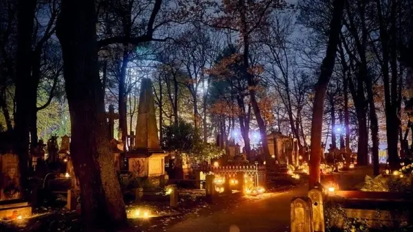Zaduszki na Starych Powązkach - nocny spacer [godz. 15:30 i 17:30]