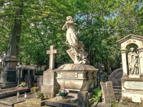 Stare Powązki śladami niezwykłych Polek
