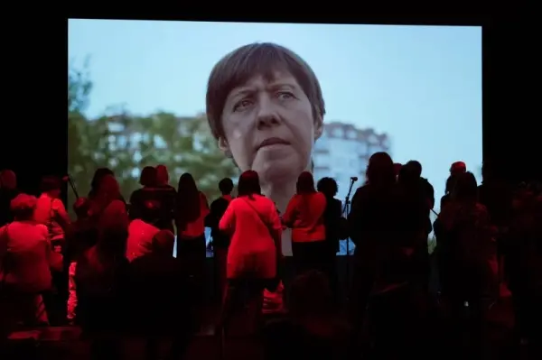 Sztuka dostępna | Pokaz filmów z audiodeskrypcją na żywo na wystawie „Powtarzajcie za mną II”