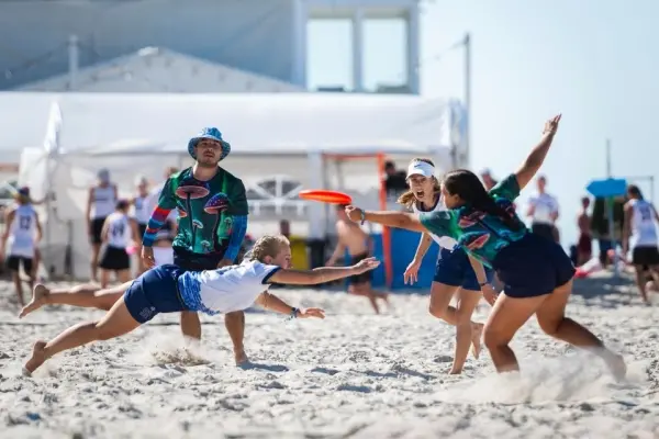 Plażowe granie w Ultimate Frisbee w ramach projektu "Aktywny Warszawiak" 