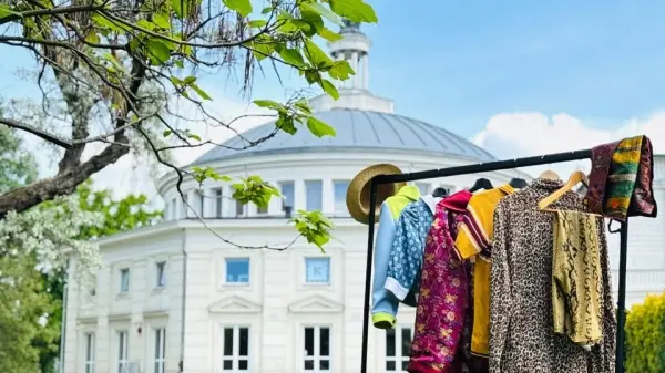 Przedwakacyjna wyprzedaż kostiumów, rekwizytów i lamp teatralnych