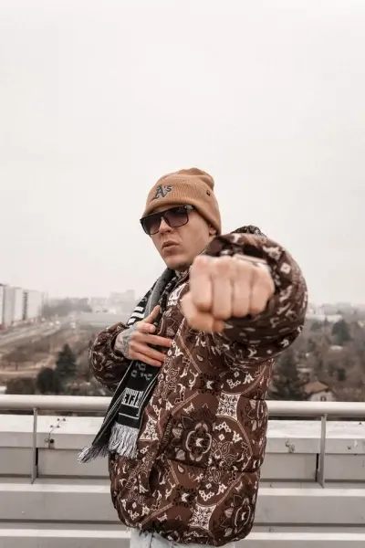 Hip-hopowa historia Warszawy. Oprowadzanie Plako Wajbera po wystawie „Rzeczy warszawskie”