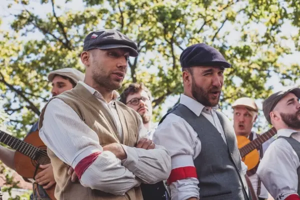 Powstańcze Śpiewanie na Bielanach. Ferajna z Hoovera. Osiedle Ruda