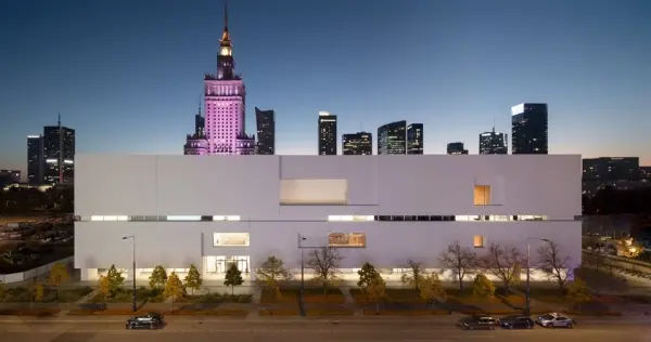 Kino plenerowe | Natura w Centrum | film „Antarktyda wzywa” i wykład