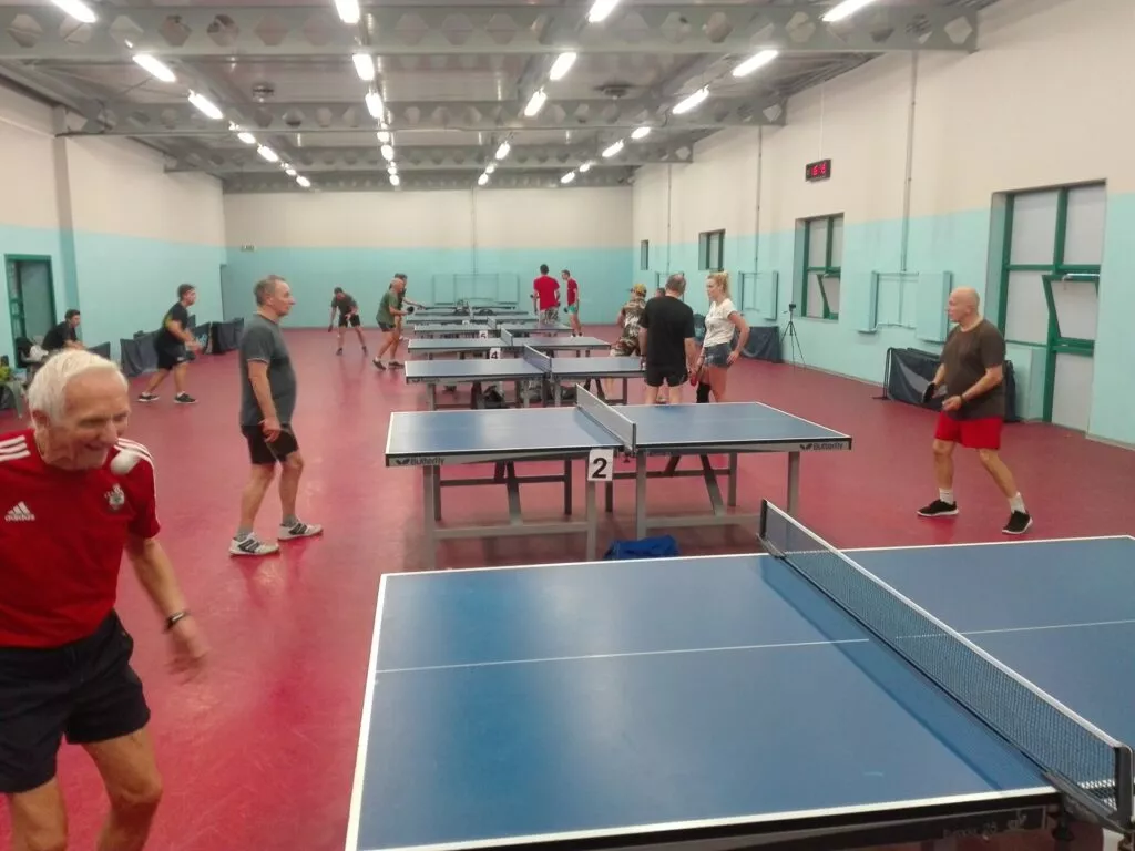 Bezpłatne zajęcia sportowe tenisa stołowego dla seniorek i seniorów