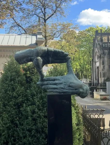 Poznajmy Stare Powązki - od Bramy II do IV