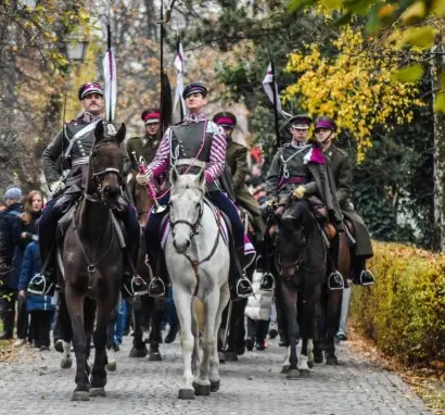 Święto Niepodległości | Śpiewanie hymnu, pokaz kawaleryjski