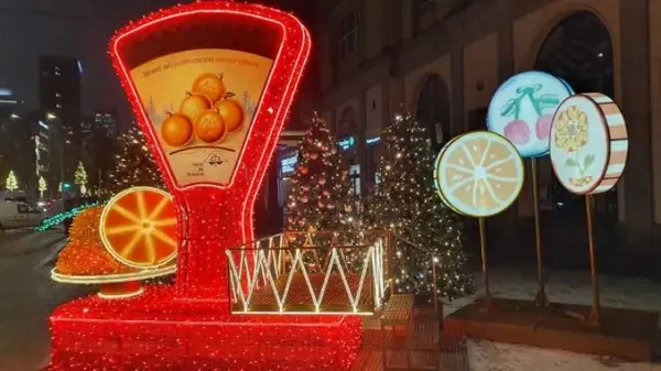 Między Świętokrzyską a Placem Pięciu Rogów szlakiem iluminacji