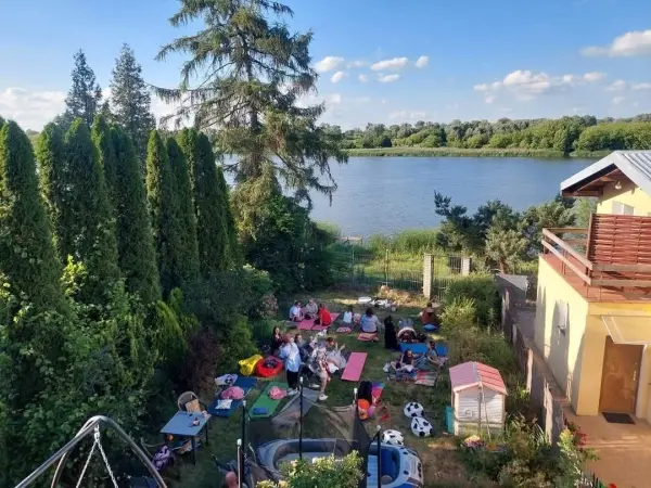 RELAKS W DŹWIĘKACH NAD BRZEGIEM JEZIORA WRAZ Z MEDYTACJĄ