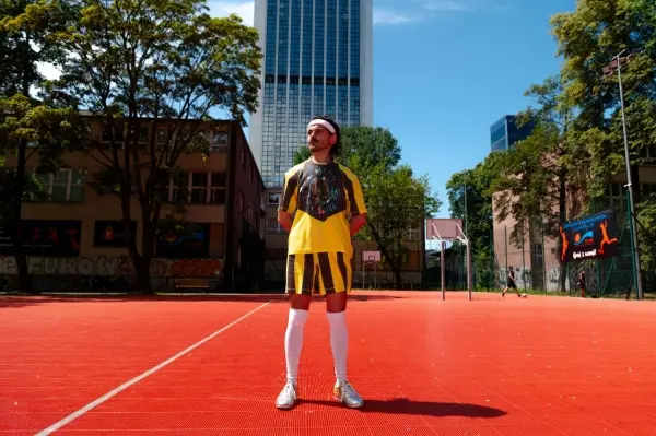 TIKI TAKA – spektakl choreograficzny na boisku przy Teatrze Komuna Warszawa
