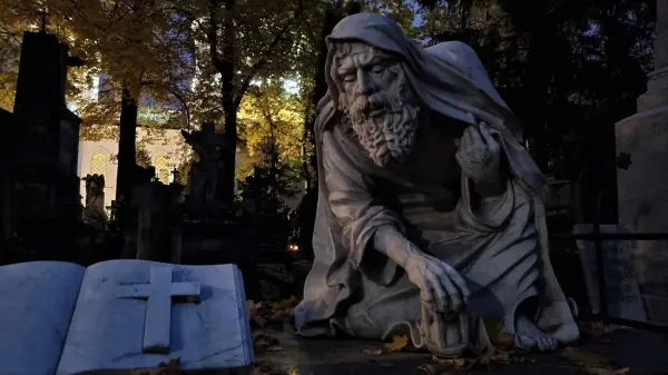 Spacer po Starych Powązkach- spacer wieczorny z latarkami