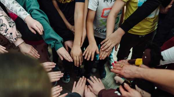 Uczennica i uczeń z doświadczeniem migracyjnym w szkole – jak wspierać w nauce polskiego, uczyć, oceniać