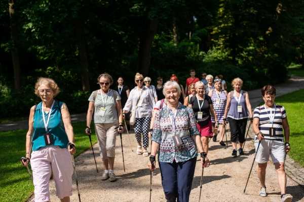 Nordic Walking  | bezpłatne zajęcia z instruktorką dla seniorek i seniorów