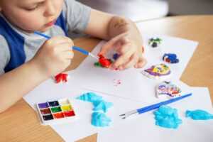 KOLOROWY ŚWIAT MAKARONOWYCH MOTYLI – zajęcia plastyczne dla dzieci w wieku 3-10 lat 