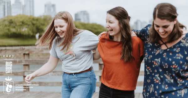 DZIEWCZYŃSTWO. Weronika Murek, Karolina Czarnecka i członkinie CÓRY squadu w Big Book Cafe